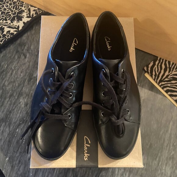 Clarks all leather loafer-like loafer/sneakers. Men's size 7. Fits Women's 8.5 - Picture 3 of 5